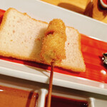 六覺燈 - グリーンアスパラ
      アスパラの肉巻きを串カツで
      スジを感じないアスパラに素材の良さを感じる