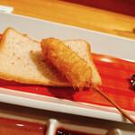 六覺燈 - チーズ
      モッツァレラのようなノビと歯切れの良いチーズにペッパーの風味　ワインとよく合う