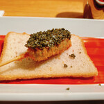 六覺燈 - とんぶり
      畑のキャビアと呼ばれるとんぶり
      とんぶり自体は味がないが提供直前に塩味のあるタレをスプレーして吹きかけており、ササミの淡白さと大葉の爽やかな香り、とんぶりのプチプチ食感と塩味が合っている