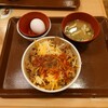 Sukiya - ●トマトチーズ牛丼（並盛）580円
                ●玉子セット　140円
                
                ○お味噌汁
                わかめとお揚げのお味噌汁となる。
                インスタントの感じでも美味しいけれど
                お揚げの冷蔵庫臭が凄く気になったので
                残したくなった。