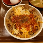 Sukiya - ○トマトチーズ牛丼 玉子セットの内容
                        牛丼にとろけるシュレッドチーズと
                        真ん中に酸味あるトマトソースが載ってる。
                        
                        チーズが溶けてないのかよ～と思いながら
                        熱々のご飯にチーズを沈めて溶かしてく。