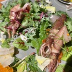 ワインキッチン コメット - 富山産 ホタルイカのポワレ　自然栽培のケール　レモングラスとハーブソース