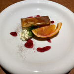 ワインキッチン コメット - 自家製キャラメルブリュレのアイスケーキ　愛媛ブラッドオレンジ