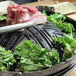 ジンギスカンYOSHIHIKO - 野菜も美味しい。ケール、しめじ、レンコン、セニョール、カブ、どれも美味しかった