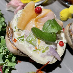 ワインキッチン コメット - 活きホンビノス貝のタルタル　菜の花とあやめ雪カブ