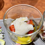 ワインキッチン コメット - イタリア直送ブラータチーズとスカイベリーのカプレーゼ