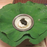 緒方 - 蓮の葉に炊き立てのご飯にもずくをかけて