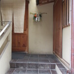 Tamawarai - 正面の暖簾側が入口、正面右の扉は待合室