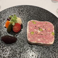 レザンファン ギャテ - 緑色はピスタチオ。不思議と軽くペロリと完食出来ました。自家製ピクルスも素晴らしい。チェリーのピクルスが隠れていますが絶品。