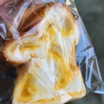 おうちパン工房 ひーPAN - とろけるチーズさんたちが練り込んであります。焼きたてにつき、袋は半開き(笑)　そのままパクつきました(笑)冷めてもうまし。オーブンで焼いてもきっとうまし(焼く前に食べてしもた笑)