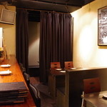 Garo - 入り口を入ってカウンターがあり、テーブル２席、カーテンの奥は10名様くらいの席をご用意しております。