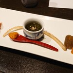 蛇の目寿司 - 生ハムチーズ、パプリカとわさび菜のお浸し、スナップエンドウ、塩雲丹、もずく酢、穴子の骨煎、フキの煮物、鯛の子煮付け、人参