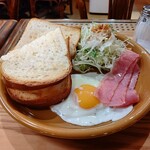 Koji Kona - トースト、ベーコンエッグ、サラダ