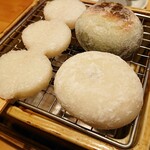 コメダ和喫茶 おかげ庵 - 焼いている途中の大福と五平餅