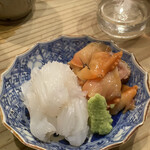 食堂 おがわ - “赤貝と紋甲烏賊”！紋甲烏賊は少しひつこい歯応えを吸収する為細かく包丁が入ってます。赤貝、濃厚！普通と思える食材も異次元の味わいになってしまいます。