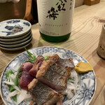 食堂 おがわ - 鰹と思いきや“ヨコワのタタキ”！食感あくまで柔らか、玉ねぎとオクラのみじん切り辛子を添えていただくとこの世の食い物とは思えない味わいです。