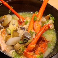 味あら井 - ㉒伊勢海老と大和蛤のお味噌汁
                  伊勢海老の香りと旨みがたっぷりなあら井さんらしい豪快なお味噌汁
                  漁師の番屋的なビジュアルですがお味は粗野ではありません