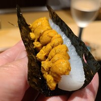 味あら井 - ⑪赤障泥烏賊(大分県別府産、4kg、雄)の紫雲丹(大分県産)載せ、有明海苔(福岡県有明産)添え
                この値段でこの鮮度の雲丹ドックが出せるお店は最早は日本でも稀有でしょう
                旨みと甘みが爆発します