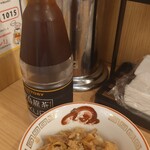 Butayama - 肉あぶら(100円)、ウーロン茶(200円)。