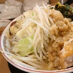 Butayama - 小ラーメン(850円) ※麺250g/豚2枚 +辛ニラ(100円)。