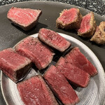 鉄板 磁.N's - 本日の赤身のステーキ肉。私は焼き加減については、肉の事を知り尽くしたシェフにお任せしております。それが、一番美味しく頂けるコツだと思います。
