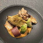 鉄板 磁.N's - 鮑と海老ソースと夏野菜。鉄板で目の前で焼かれ、皿に盛り付けられます。