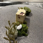 鉄板 磁.N's - パテェシエの奥さまの作られる本日のデザートです。普通これだけの料理の後は、シャーベットがひとつとかになりそうですが、そうならないのが、磁N's流。皿の上で、松竹の庭園を感じられます。お見事です。