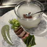 鉄板 磁.N's - 厚めにきられた、ローストビーフとフレンチソースと、ドライアイスの煙の中から出てくる味噌ではないペースト状のタレ。