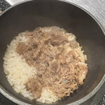 鉄板 磁.N's - これぞ、食べたことのない方は必見です。肉釜飯。最後にスープを出して頂いて、サラサラとスープ茶漬けにして召し上がれば天国に行けます。