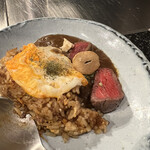 鉄板 磁.N's - そんじょそこらにはない、題して『ビーフカツレツのガーリックソース卵乗せ、ビーフカレー』。こんな贅沢なB級グルメスペシャル料理は見たことないです。