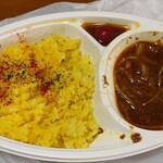 カレーだJ - 蓋オープン、写真では解りづらいですが、ルーにはお肉がゴロゴロ入ってましたヨ