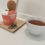 ジャパニーズアイス櫻花 - ウエハース、塩昆布、番茶のサービスありがとう！