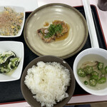 辛酉会食堂 - 豚ヒレ肉の梅肉ソース乗せ