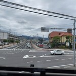 Yakiniku Haramiya - 窓からの眺め　坊っちゃん球場へ向かう道の真正面