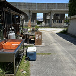 多国籍食堂 錆と煤 - 奥が駐車場です。