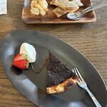 Coppun Cafe - バスクチーズケーキ、揚げバナナ春巻きバニラアイス添え