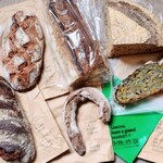 ル・シュクレクール - 購入したパンたち。(細長いパンは少しちぎって短くなっています。本来は涙型です)