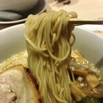 Menshudokoro Ryuusan - 濃厚鶏白湯らぁ麺(塩)、麺リフトアップ