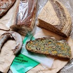 ル・シュクレクール - 購入したパンたち。(細長いパンは少しちぎって短くなっています。本来は涙型です)