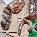 ル・シュクレクール - 購入したパンたち。(細長いパンは少しちぎって短くなっています。本来は涙型です)