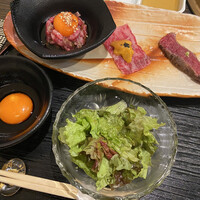 焼肉割烹 YP流 宗右衛門町本店 - 先付のサラダと向付の刺身3種。右の刺身筋だらけで固くて出した。