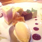 祇園おくむら - デザート。ライチと赤スグリのムースにパイナップルのロールケーキ、桃のパイなど。