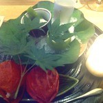 祇園おくむら - 季節の前菜。鬼灯や楓の葉の下に、鮭、サツマイモのレモンがけ、煮蛸、豚の角煮などが隠れています。