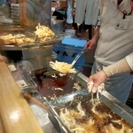 白えび亭 - 手早く揚げられる白えび