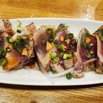 和酒・煮込み らいどん - 初鰹のたたき　にんにくポン酢