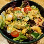 和酒・煮込み らいどん - えびとアボカドごろごろサラダ