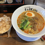 ラーメン・担々麺 薫ル白黒ぶらうん - 白ごま担々麺とかつお節ごはん