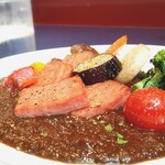 脱サラカレー 黒53 - スパムと素揚げ野菜のカレー(￥1000)。100円で野菜カレーにすると色とりどり！