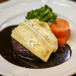 ハンバーグステーキ　黒いデミグラスソース フランス産焼きチーズ添え