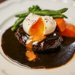 ハンバーグステーキ　黒いデミグラスソース ポーチドエッグ添え